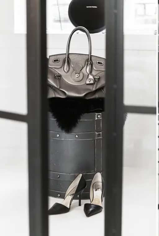 黑白装饰中的创新之作 | 玻璃隔段背后的步入式衣帽间-6