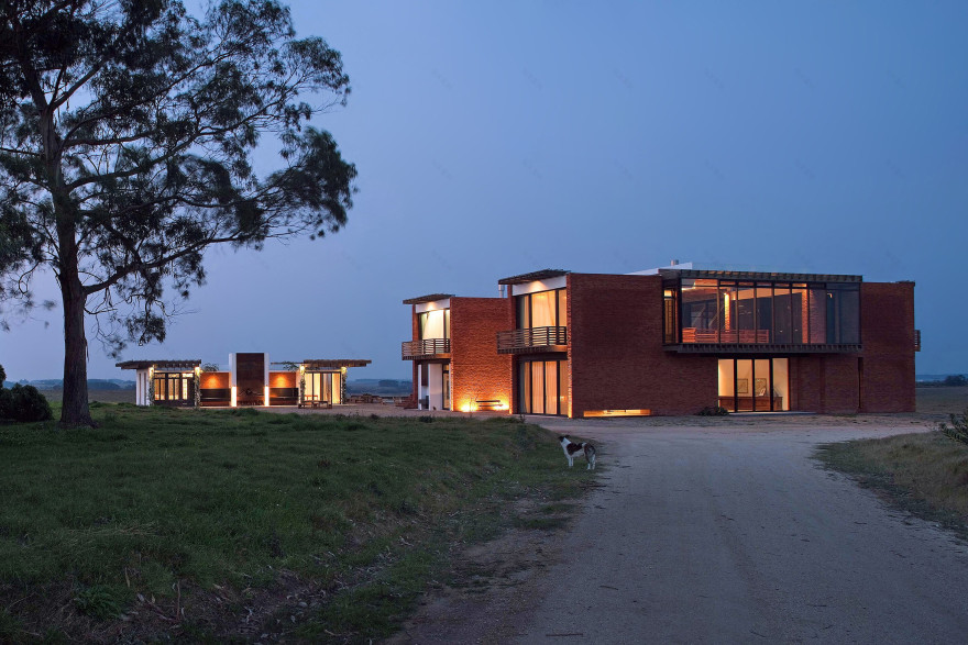 乌拉圭度假屋 | 砖石矩阵中的光影游戏-33