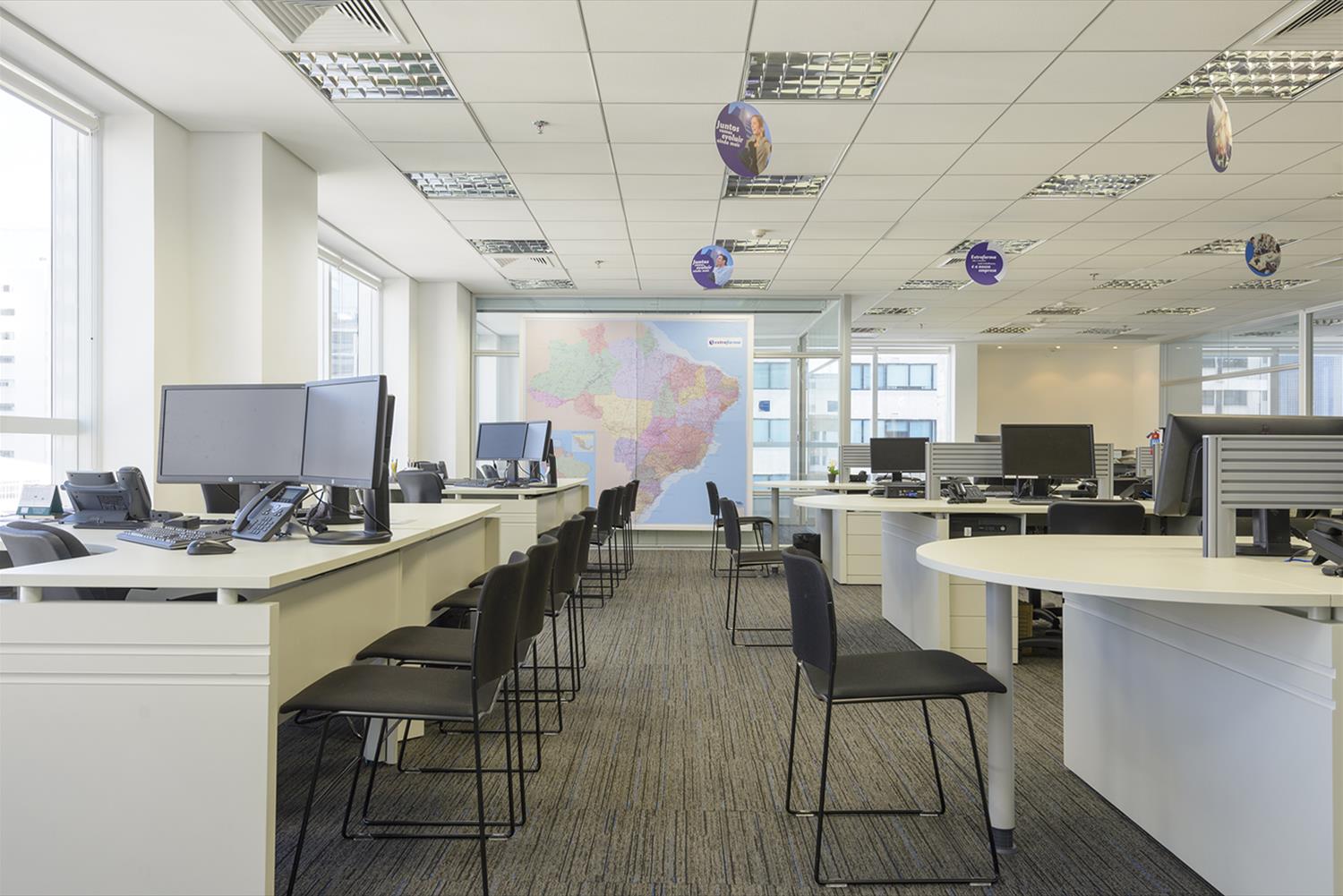 巴西 Extrafarma 办公室 | 木质与玻璃的现代企业空间-6