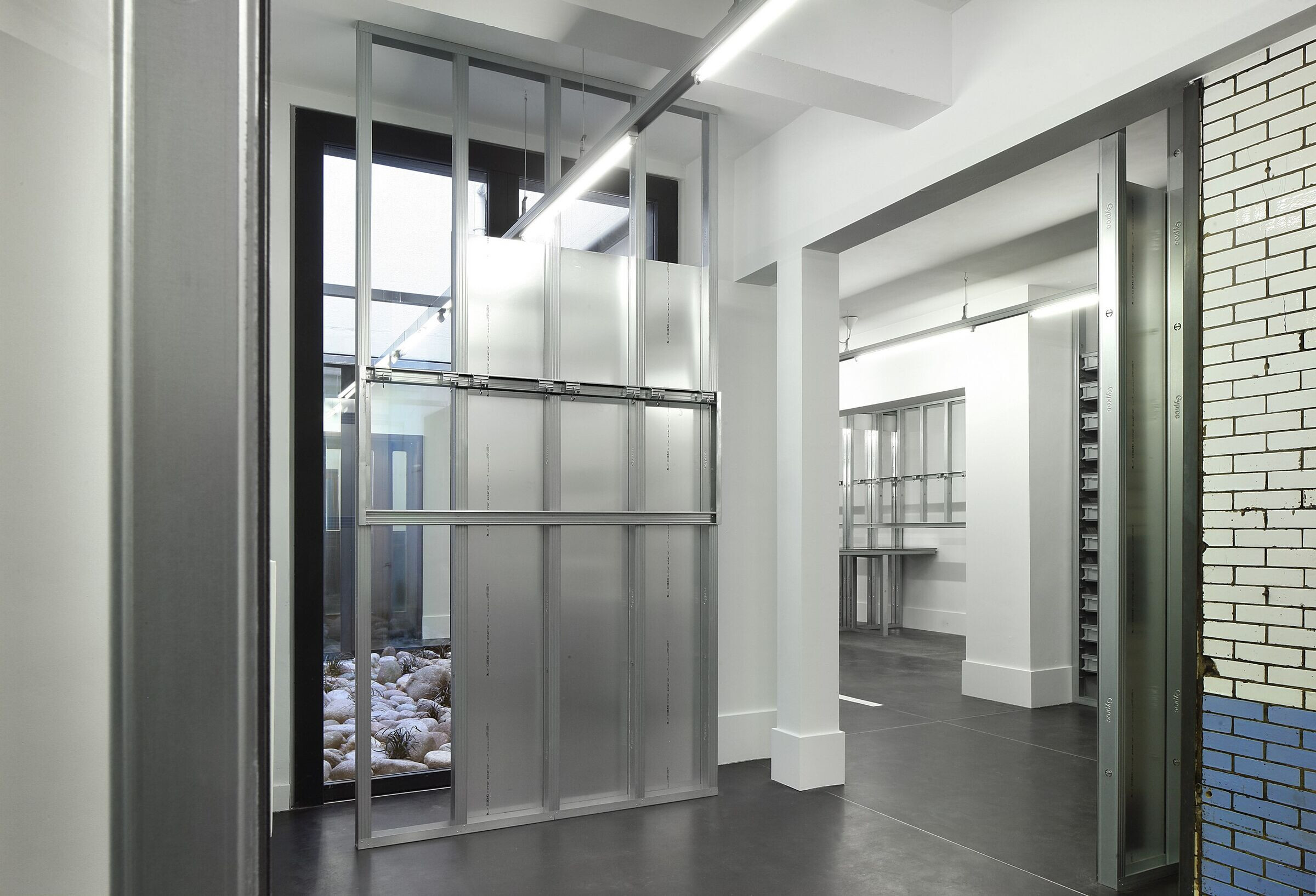 旧烘焙坊中的精美内衣店-29