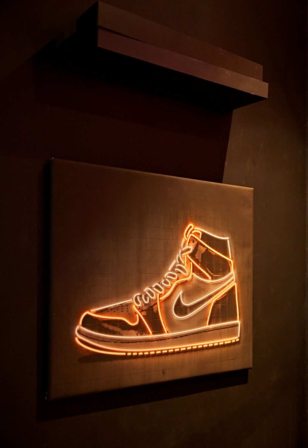 黑色乡村风格的 16 平米小酒馆设计-18