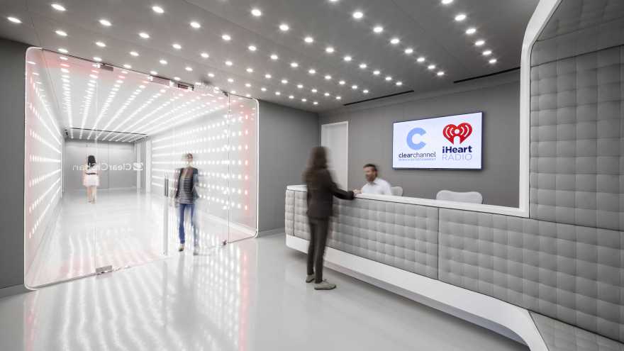 iHeartMedia 曼哈顿办公室的高科技工业风设计-4