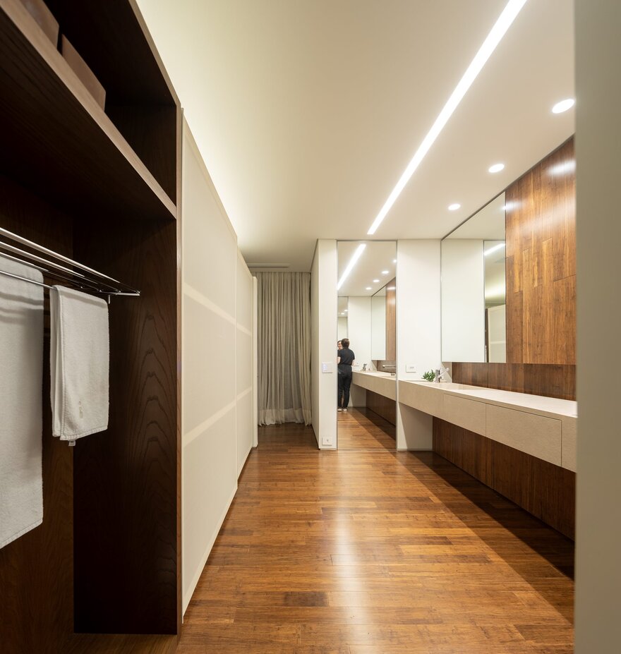 A Weekend Residence with a Dynamic Mix of Volumes, Spans and Cantilevers-23