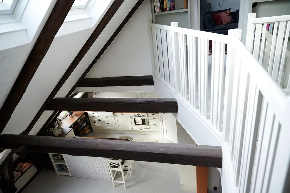 瑞典 1929 年老建筑里的魅力砖墙复式公寓-12