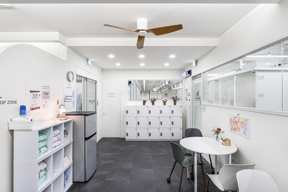 简约白调 | 80 平米咖啡厅的室内设计魅力-16