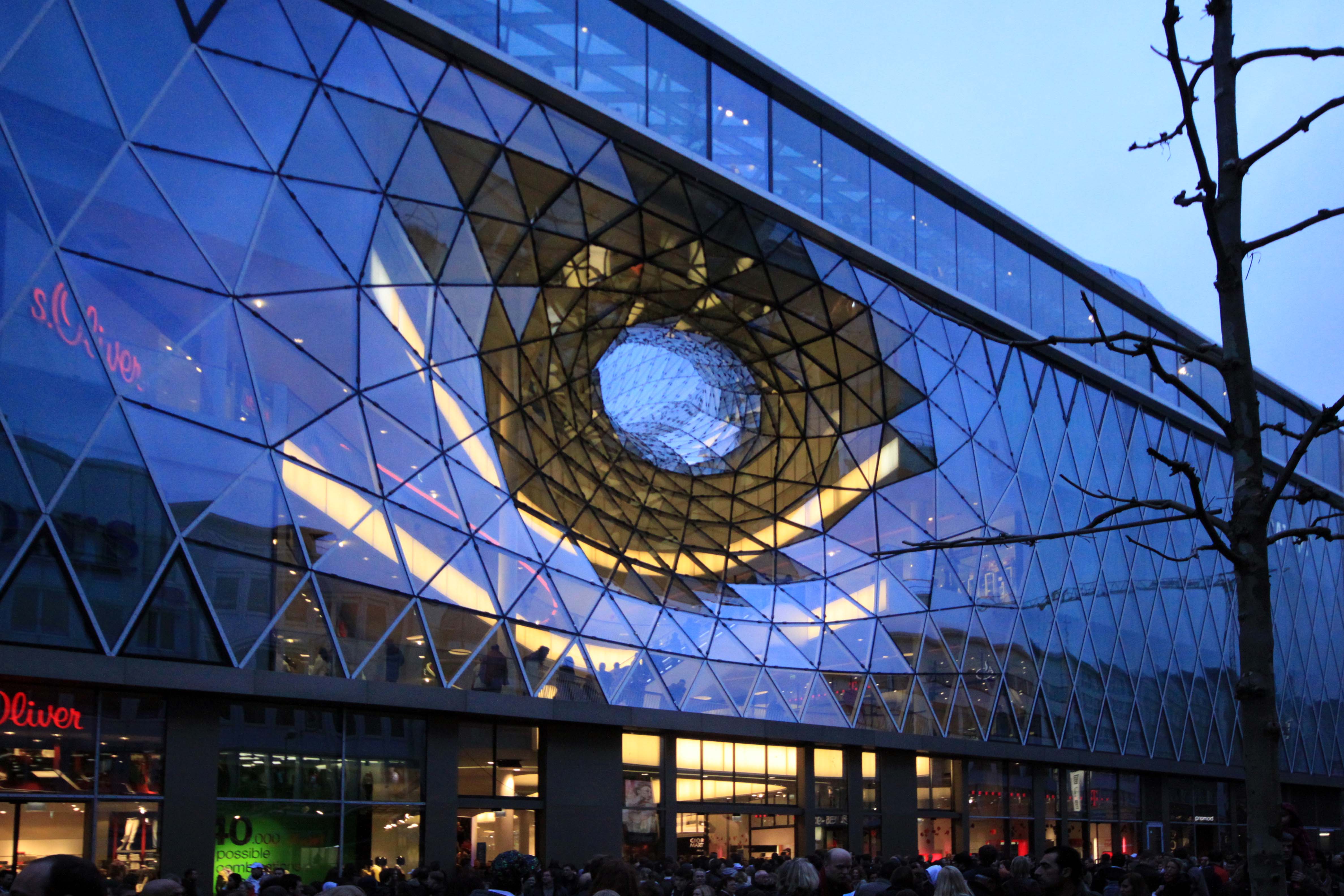 Frankfurt MyZeil 购物中心的空中河流设计-30