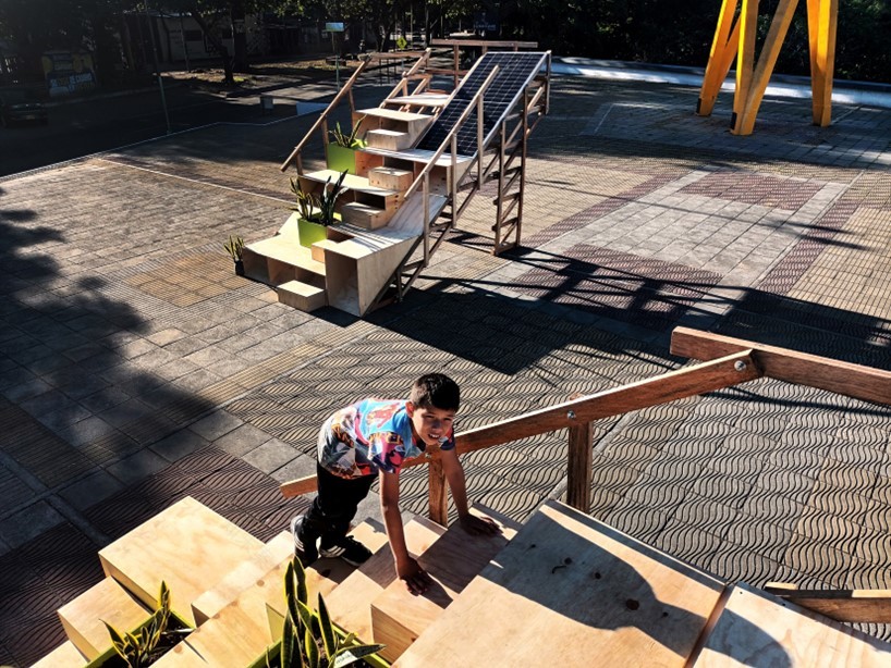 哥伦比亚木质太阳能城市家具塑造公共空间-15