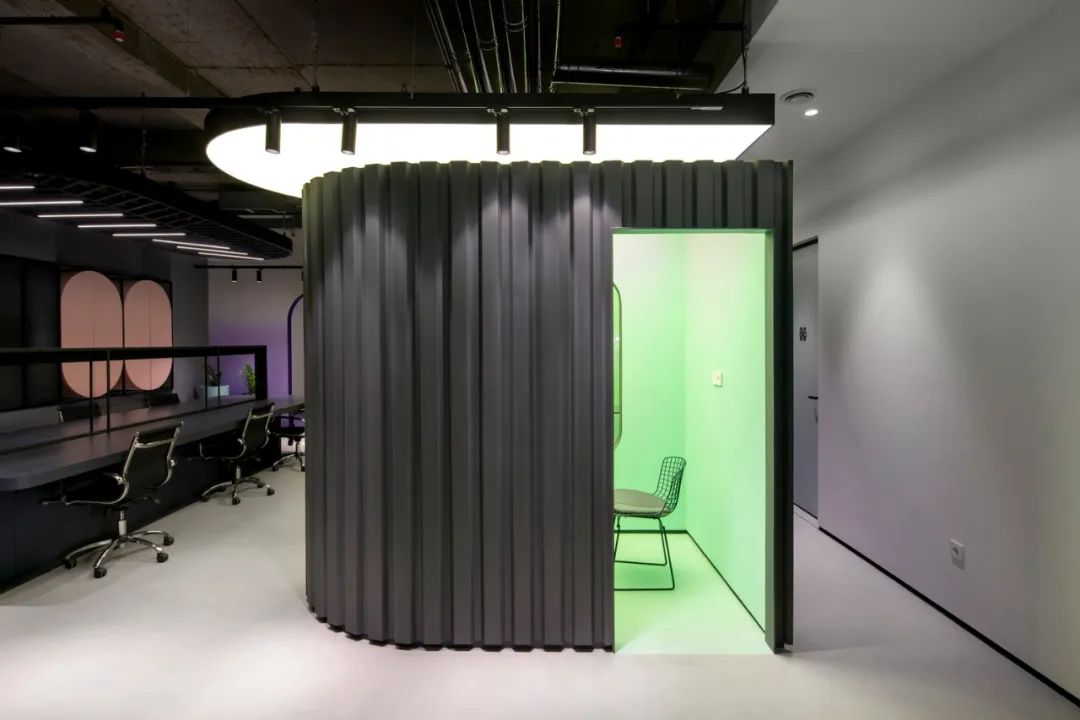 漂浮太空间的化妆品工作室丨波斯花园工作室-22