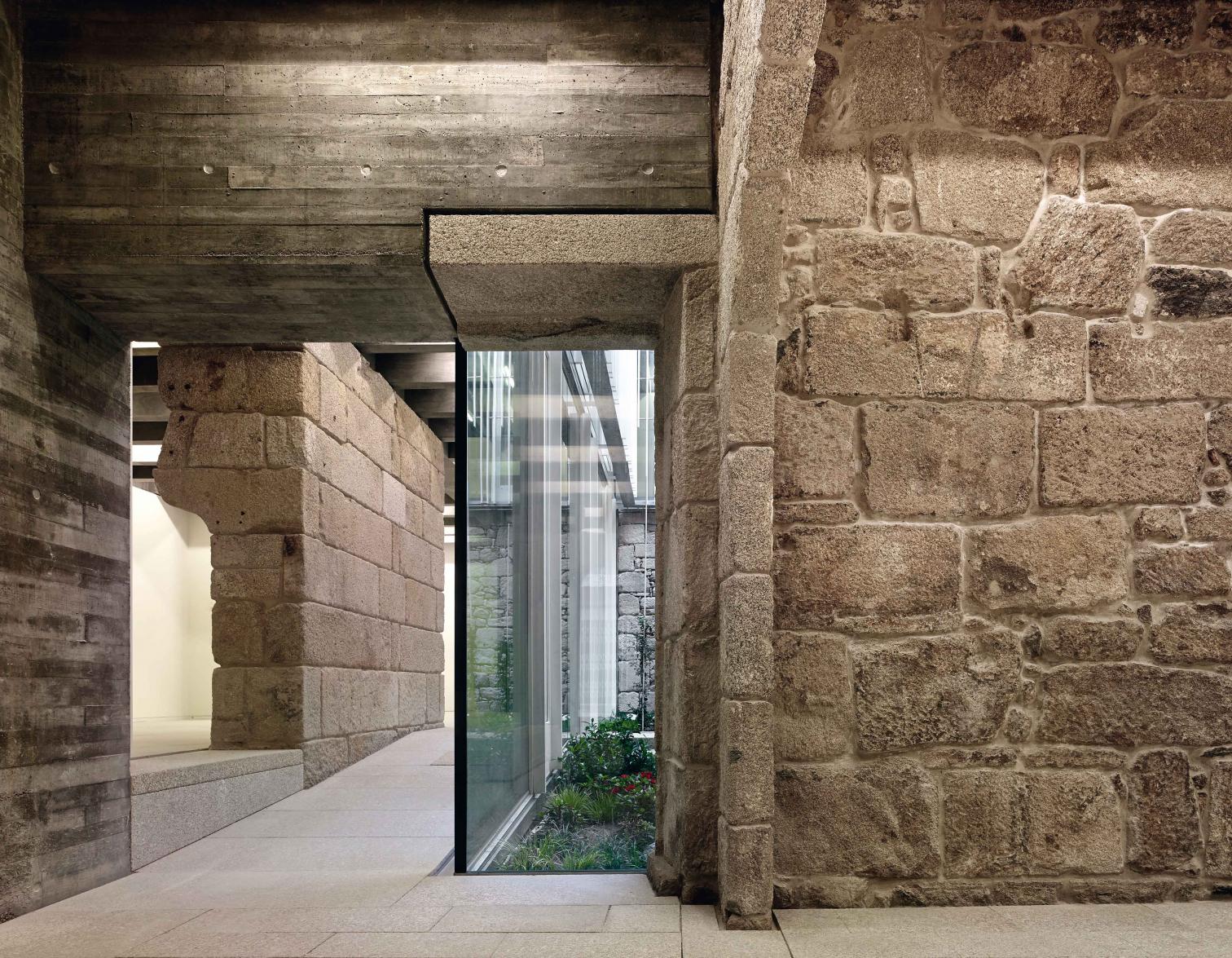 历史遗迹中的现代公共空间——西班牙比戈房产登记处新址-16