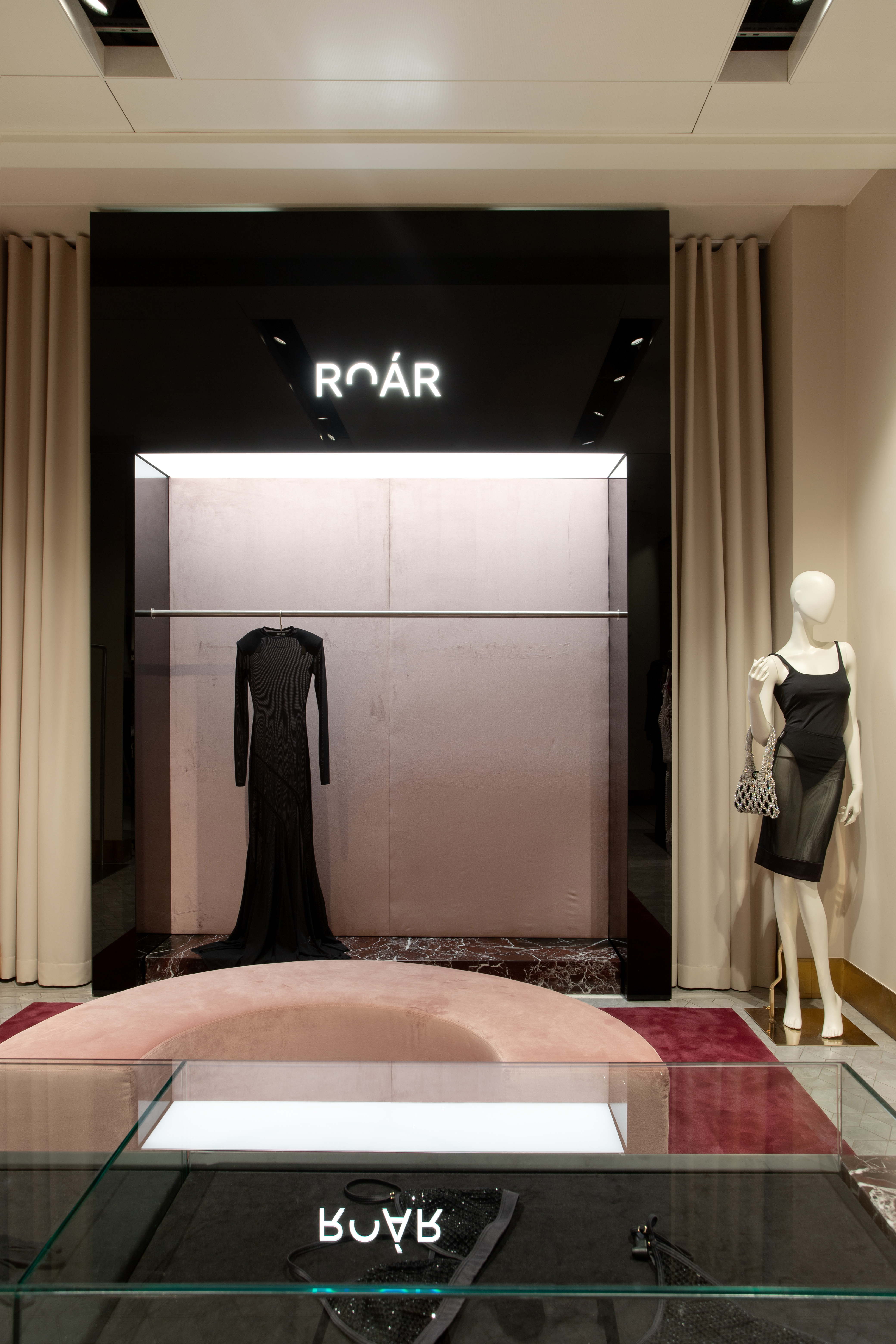 银座三越百货的咆哮角

注：TSUM常见指日本东京银座的三越百货（Mitsukoshi Ginza），这里推测 ROAR CORNER 指一个名为咆哮角的特定区域或角落具体也可结合实际场景进一步确定精准含义 丨DARYNA SHPURYK-13