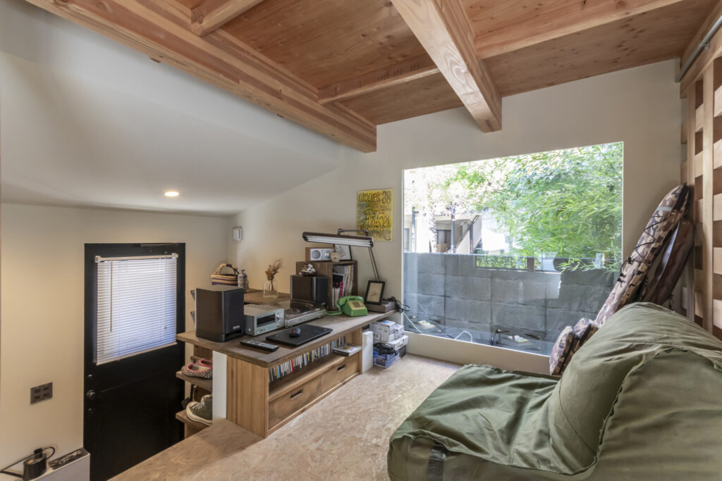 道路沿いの狭小敷地に建てた家　小さな家ながら、光を享受し開放感を感じて暮らす | Architecture | 100%LiFE-8