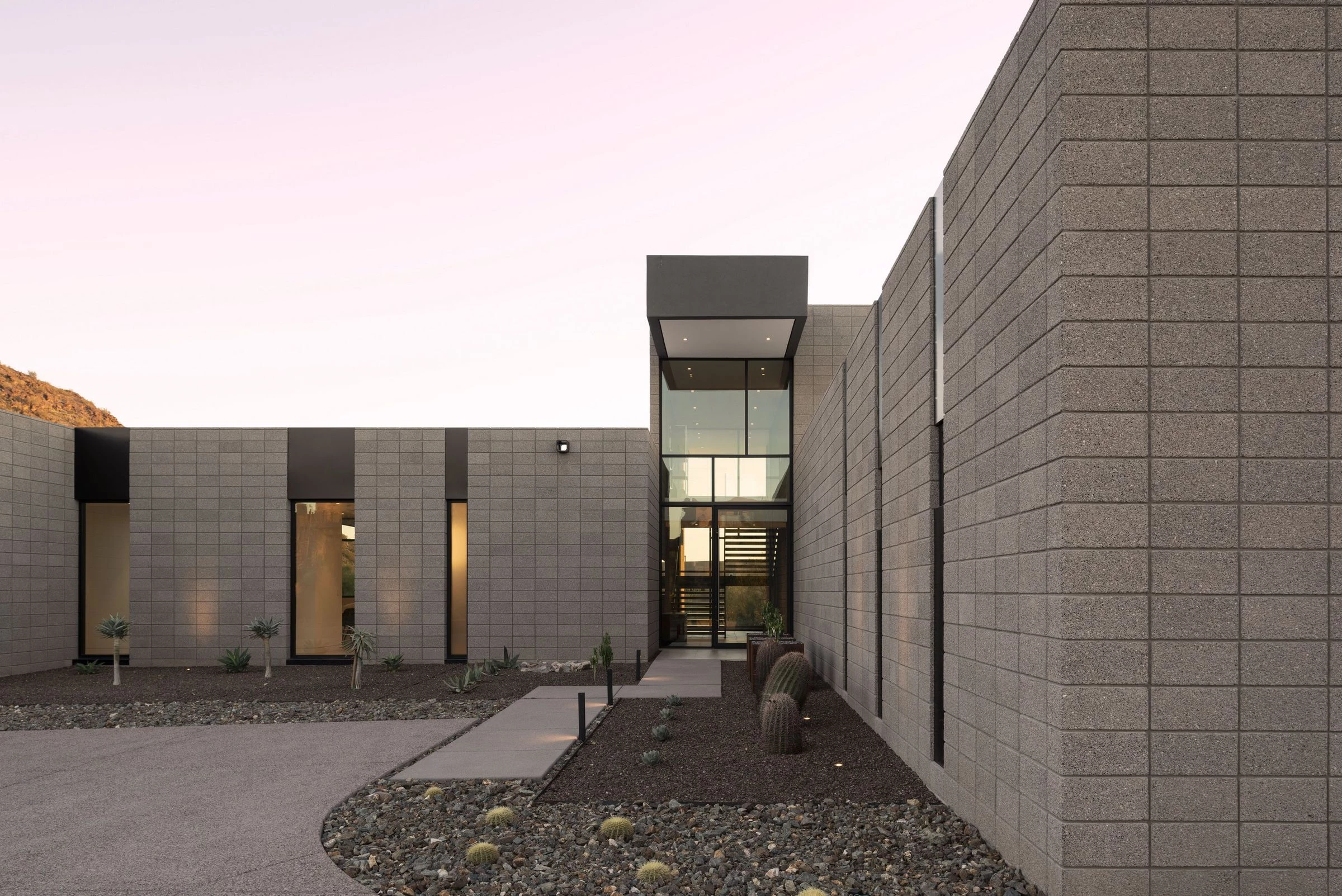 亚利桑那州斯科茨代尔的 Troon 现代住宅,融入自然的几何之美-24