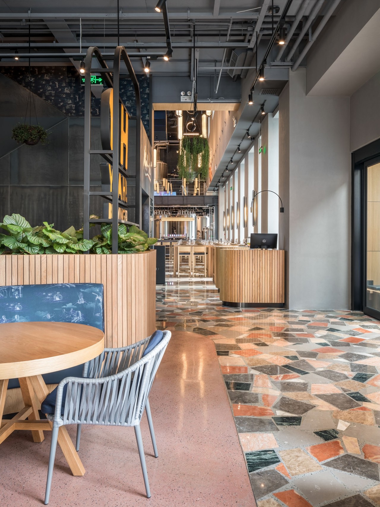 新作 | Oh Yeah 熬夜酒厂北京国贸店-挑战硬朗工业风的精酿啤酒吧-23