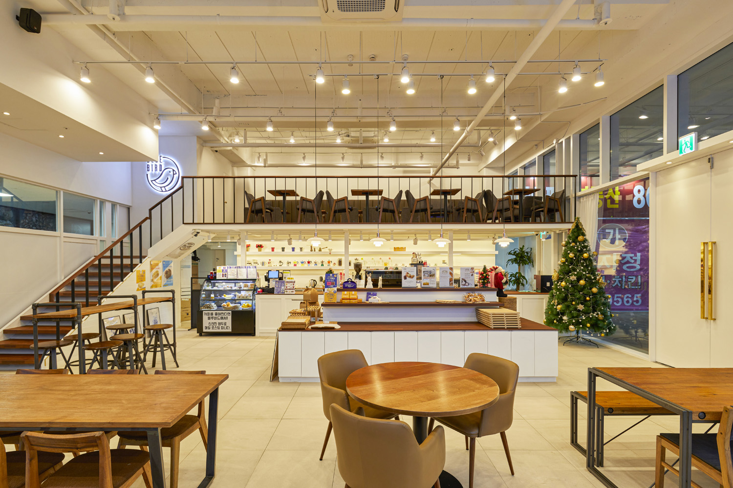 现代时尚的 Bluiverd 多层次贝壳蛋糕咖啡厅设计-4