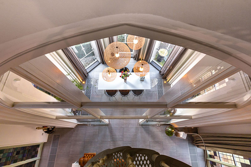 百年教堂变私人住宅，彩色玻璃与圣像的奇幻世界-14