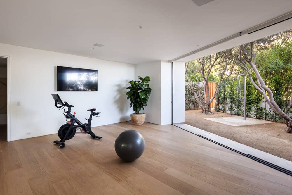 Fascinating minimalist home is cantilevered over the Los Angeles hills-41