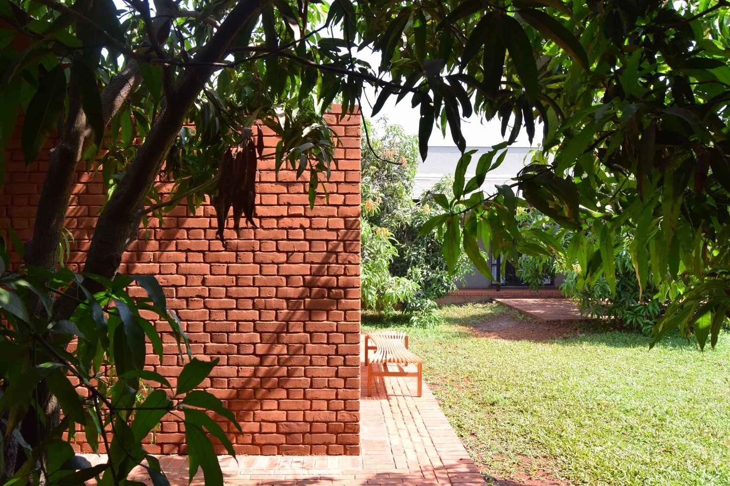 双胞胎别墅 | 红土墙与芒果树的庭院式家园-95