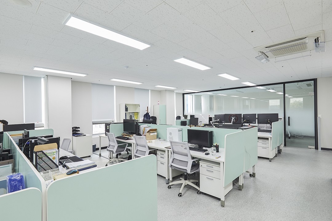 简约白调办公空间 展现极致美感-9