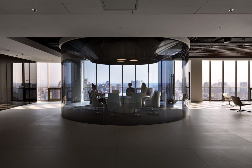 鑫伟办公室
注:鑫伟是根据拼音推测的可能人名或公司名等专有名词,如果有其他背景信息可提供更准确的翻译 丨乌克兰基辅丨MONO Architects-21