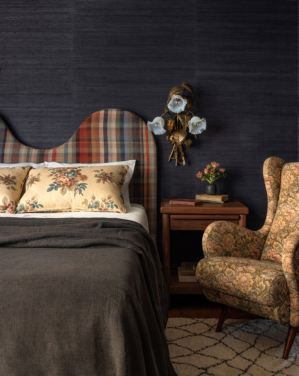 西雅图福克斯岛传统住宅 | 花卉图案与深色对比的完美结合-12