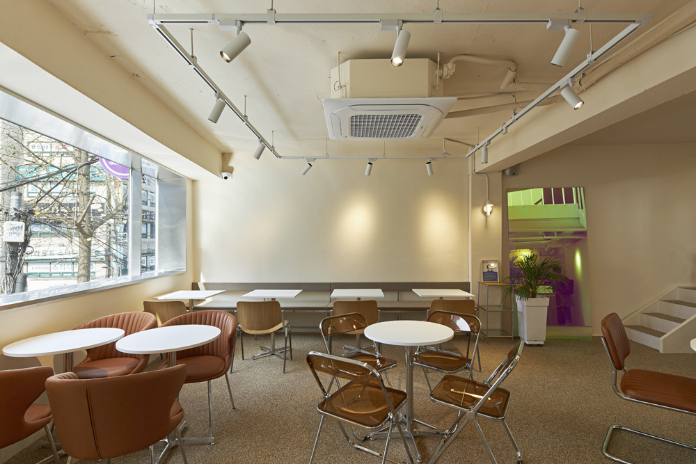 白色与木纹，27 平米高级咖啡厅设计-5