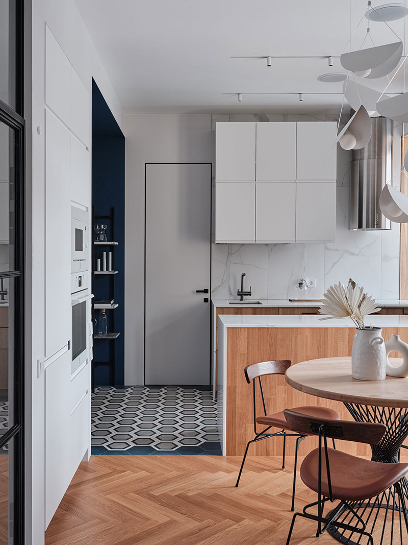 斯大林时代建筑中的现代蓝色公寓-5