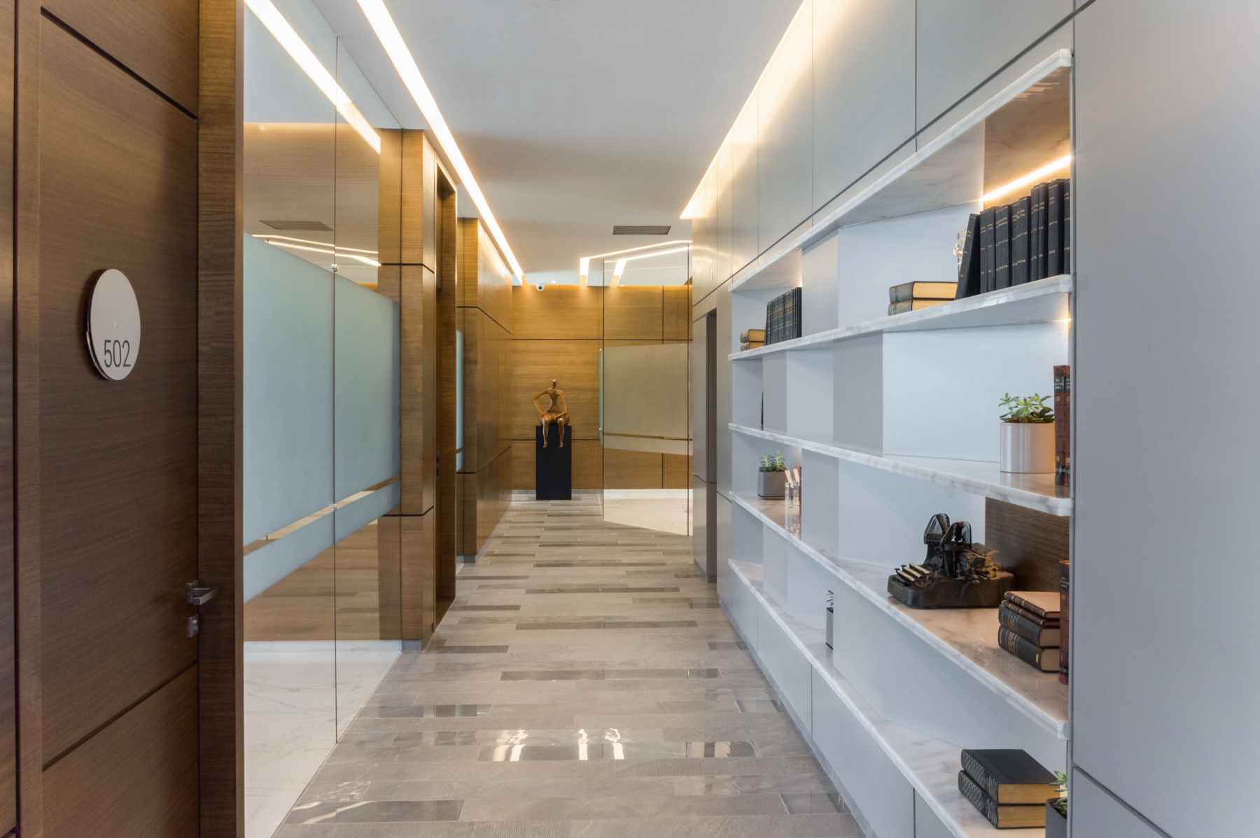 自然与建筑共融的 ARIAS LAW 办公室设计-9