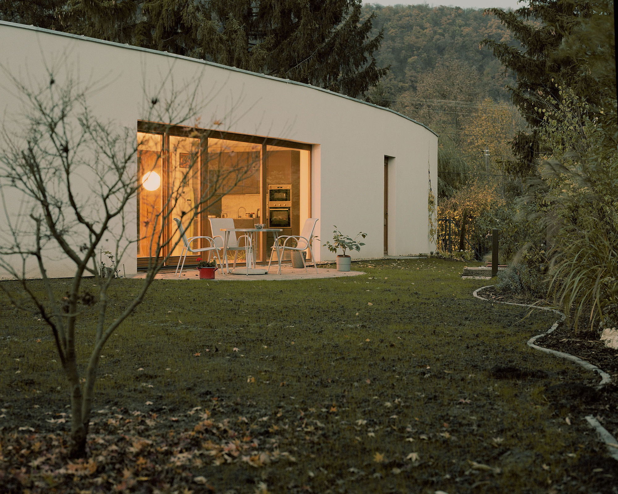 House and Atelier among the Foothills of Buda / GUBAHÁMORI-23