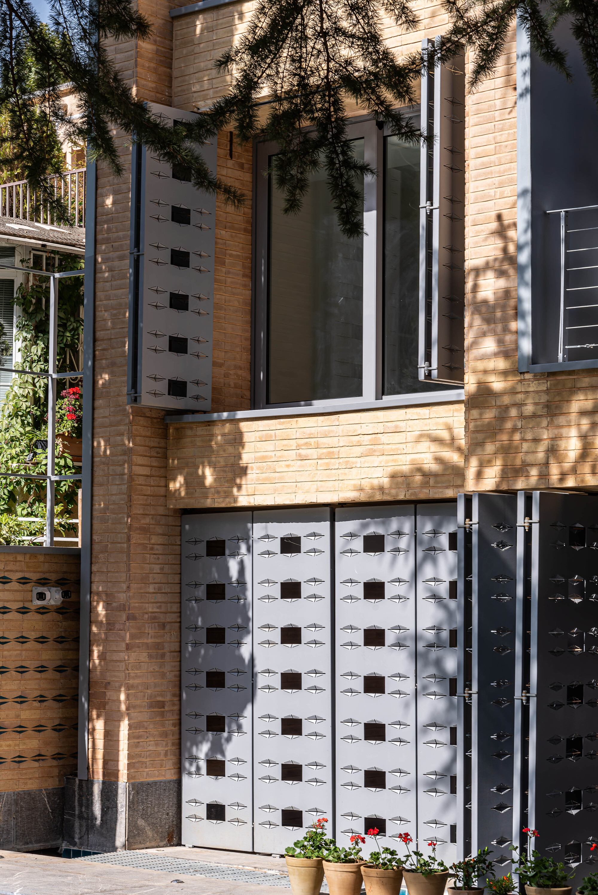 A House Looking to A Cedrus Tree / Cedrus Studio-9