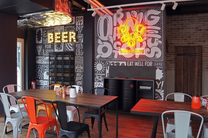 橙色章鱼 · 德国公平价格食材的室内设计展示-8