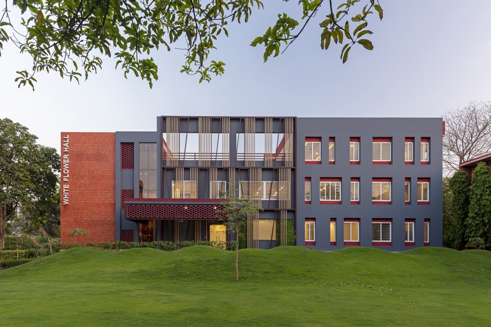 Mann 学校女生宿舍 | 绿色空间与现代设计完美融合-17