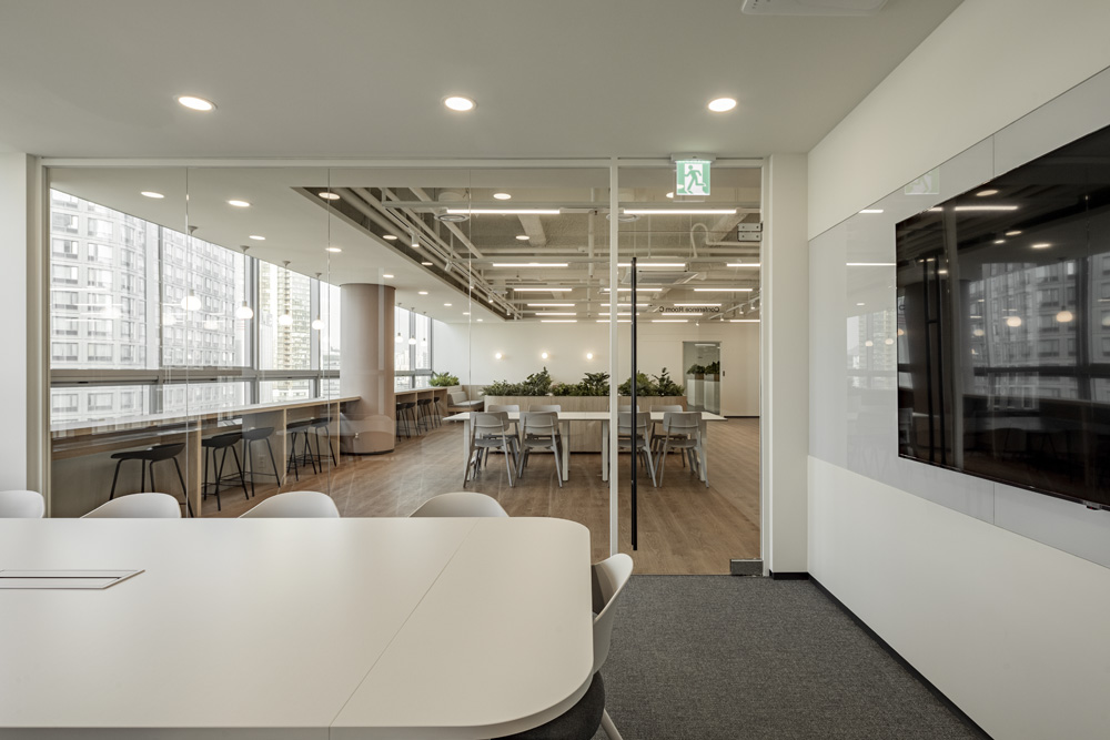 白色与木色，打造 250 平米高级办公空间-9
