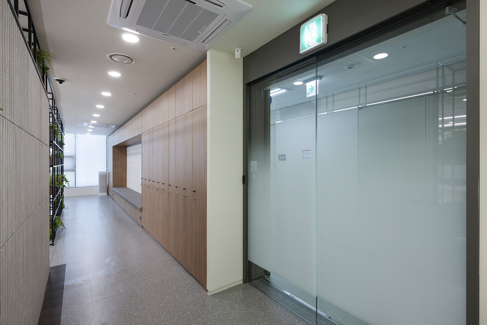 白色调打造 75 平米时尚办公空间-2