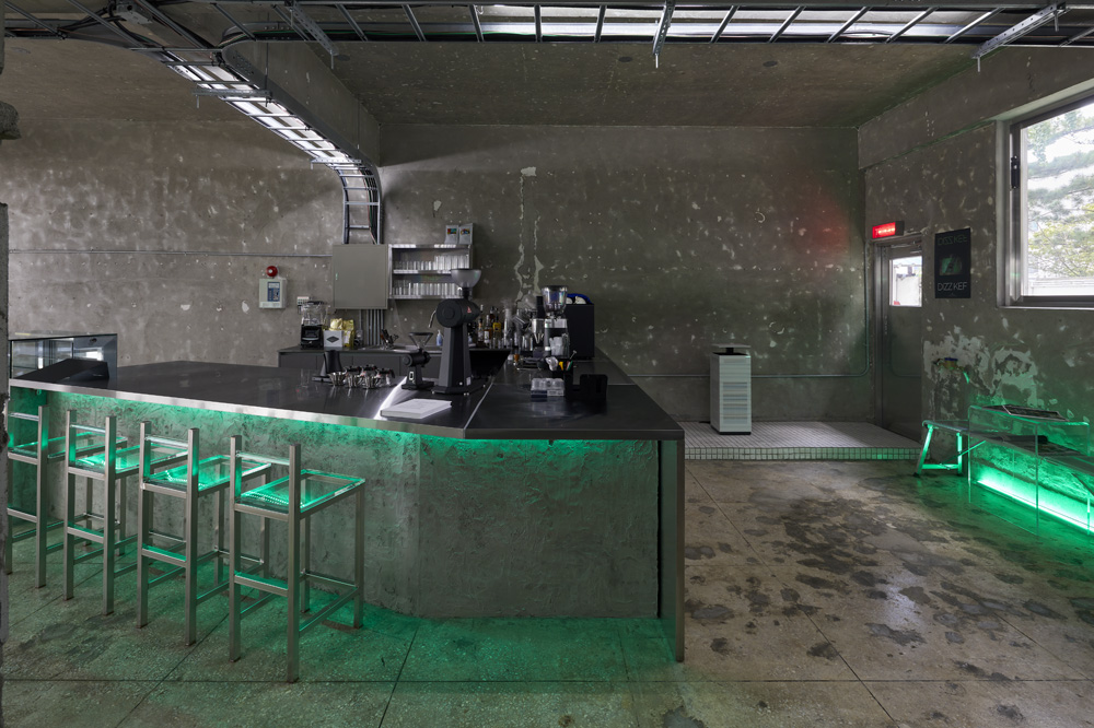 照明点亮的工业风咖啡厅设计-5
