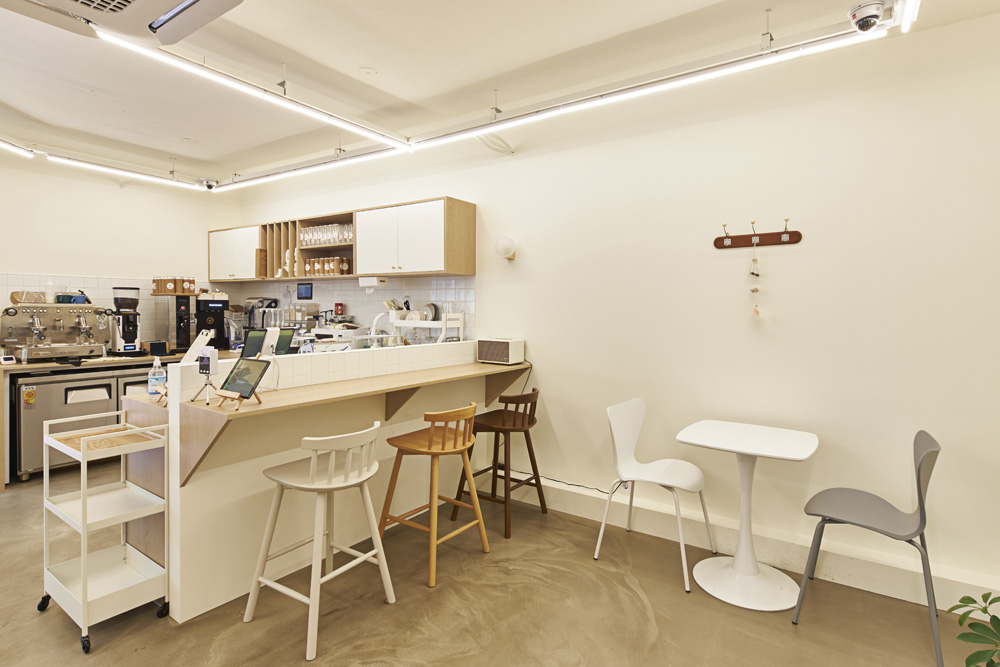 首尔 8 坪温暖咖啡馆，诠释白色木质调氛围-7