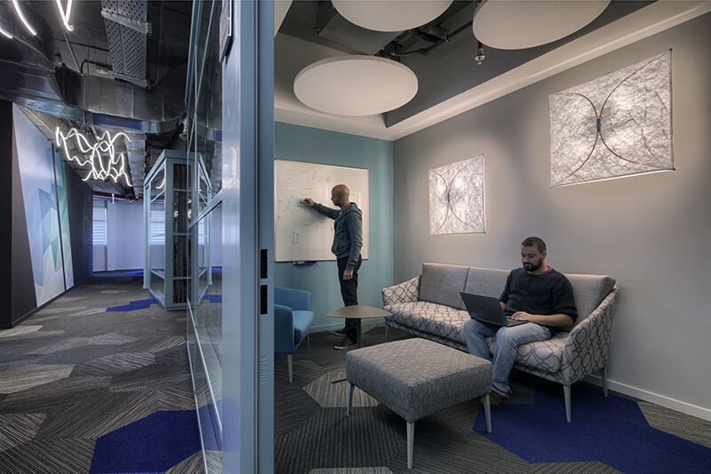 集思广益,以色诱人——Broadcom 办公室设计-7