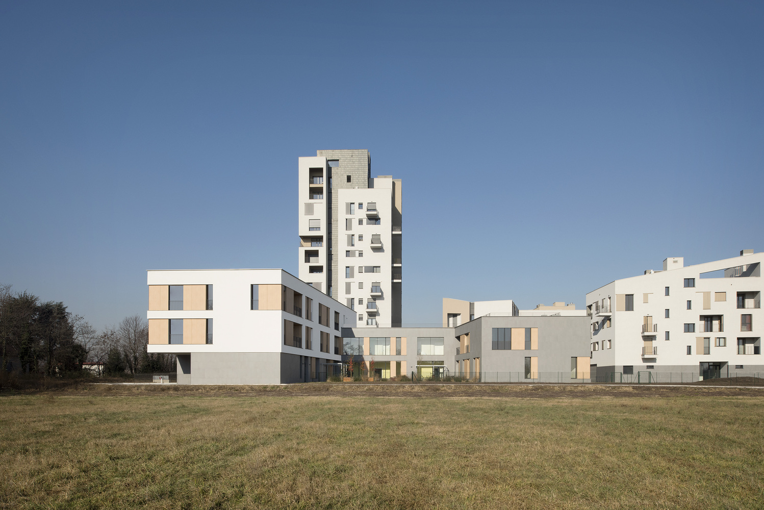 米兰老年住宅区的温馨木色调和谐空间-22