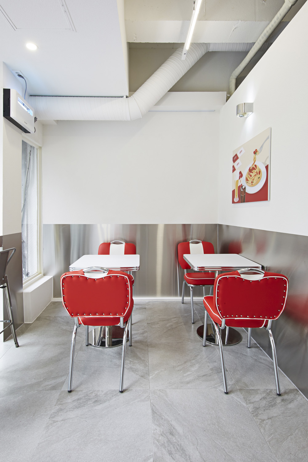 简约红色点缀的 9 坪专业咖啡厅设计-7