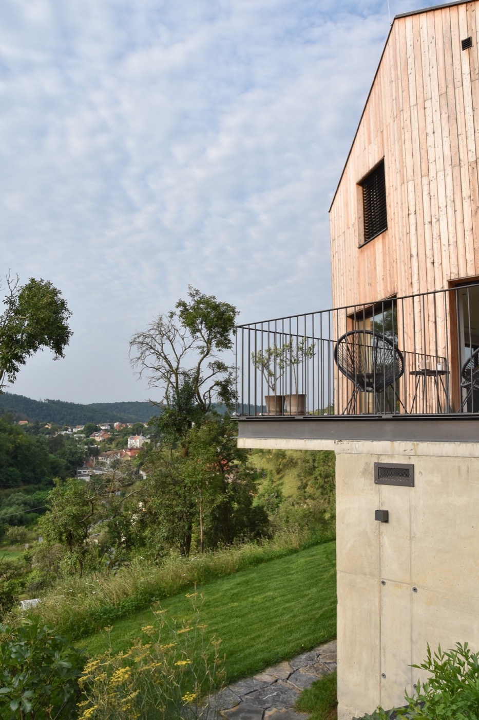 绿色和谐的坡地住宅花园设计丨捷克丨Tomáš Beránek-11