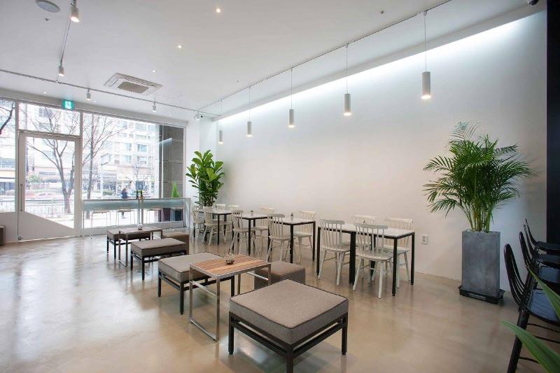 26 坪现代白色咖啡馆设计-9