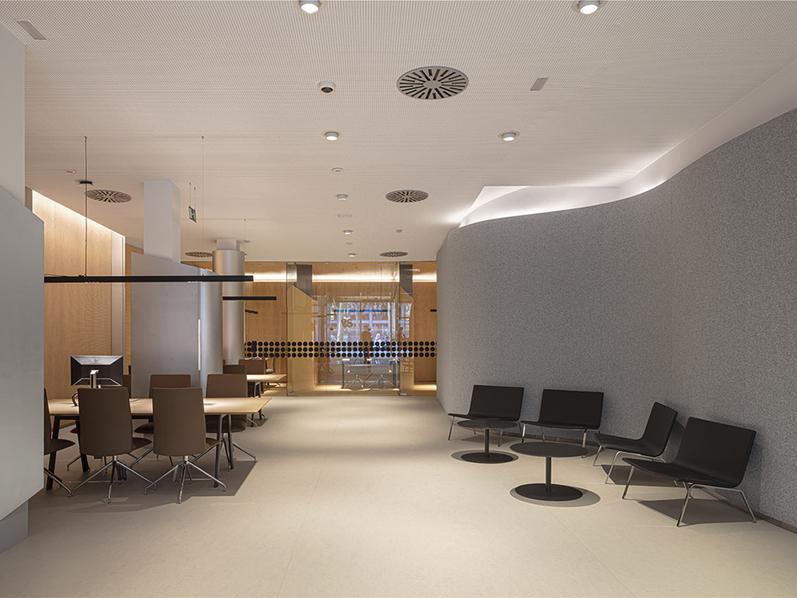 西班牙 Sabadell 银行欢迎中心-2