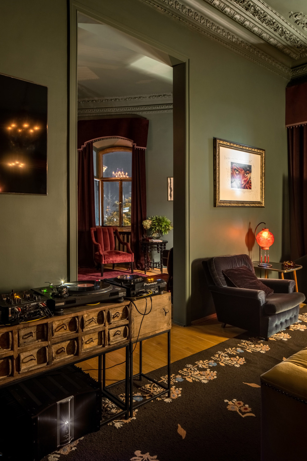 乌克兰历史公寓，古董家具打造精致闺房风格-10