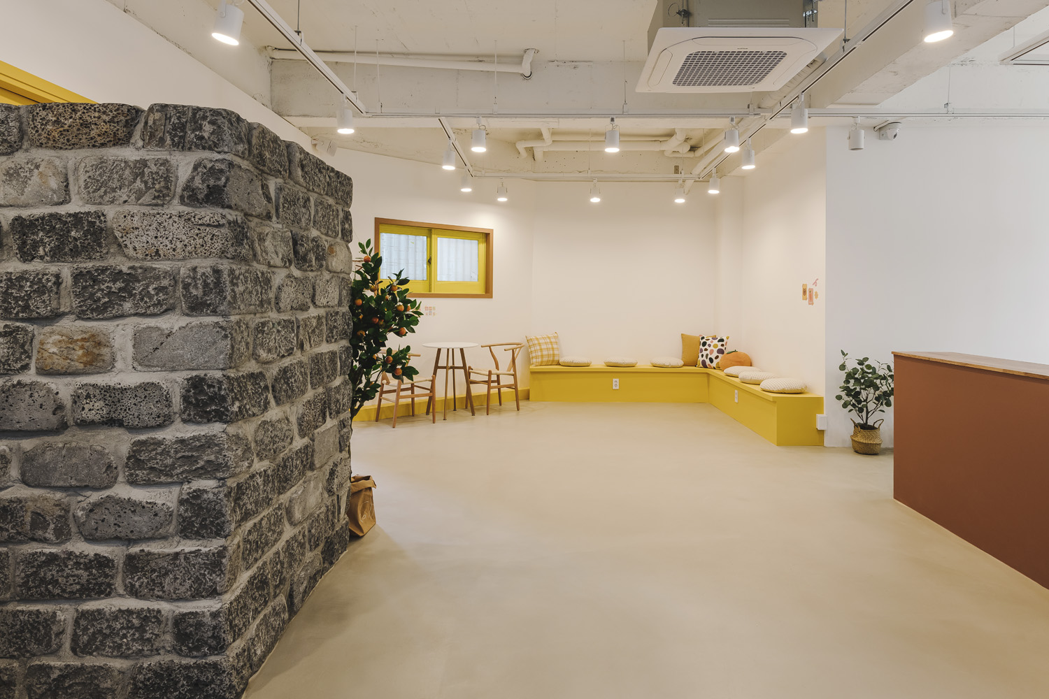 黄色亮点可爱风，20 平米甜品咖啡厅设计成本-6