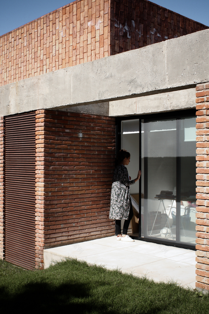 嵌入山间森林的绿色住宅-19