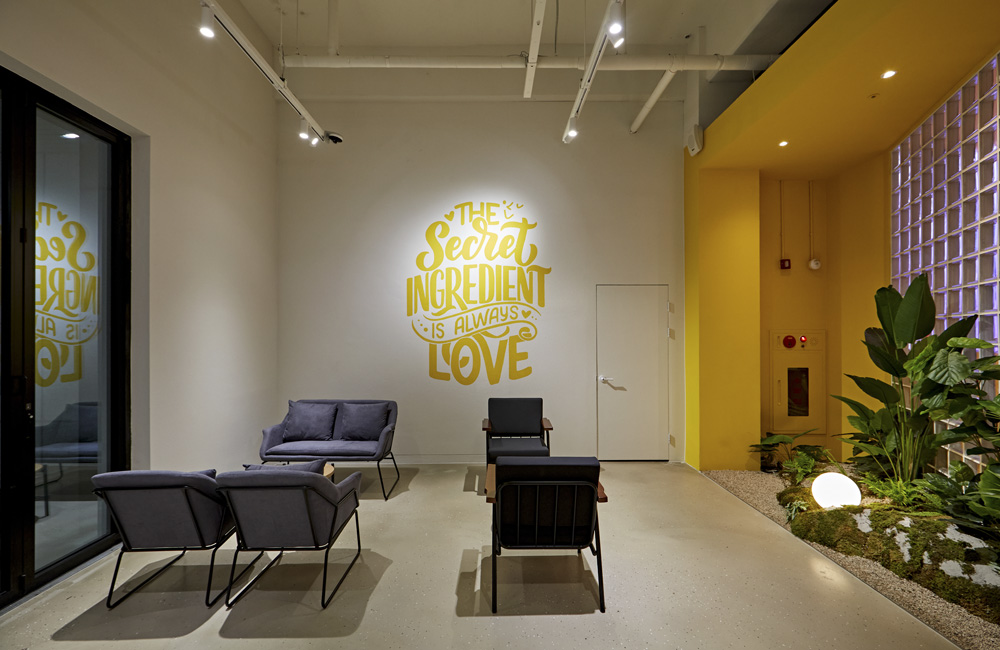 炫彩 GG 咖啡厅 | 视觉冲击与空间利用的完美结合-29