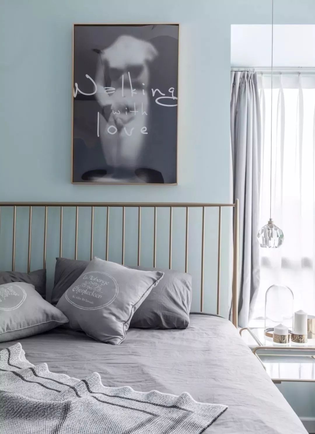 轻奢风卧室设计，黄铜色床铺打造高档氛围-11