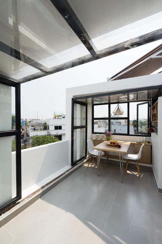 越南纸房子 | 城市拥挤空间的创意逃离-14