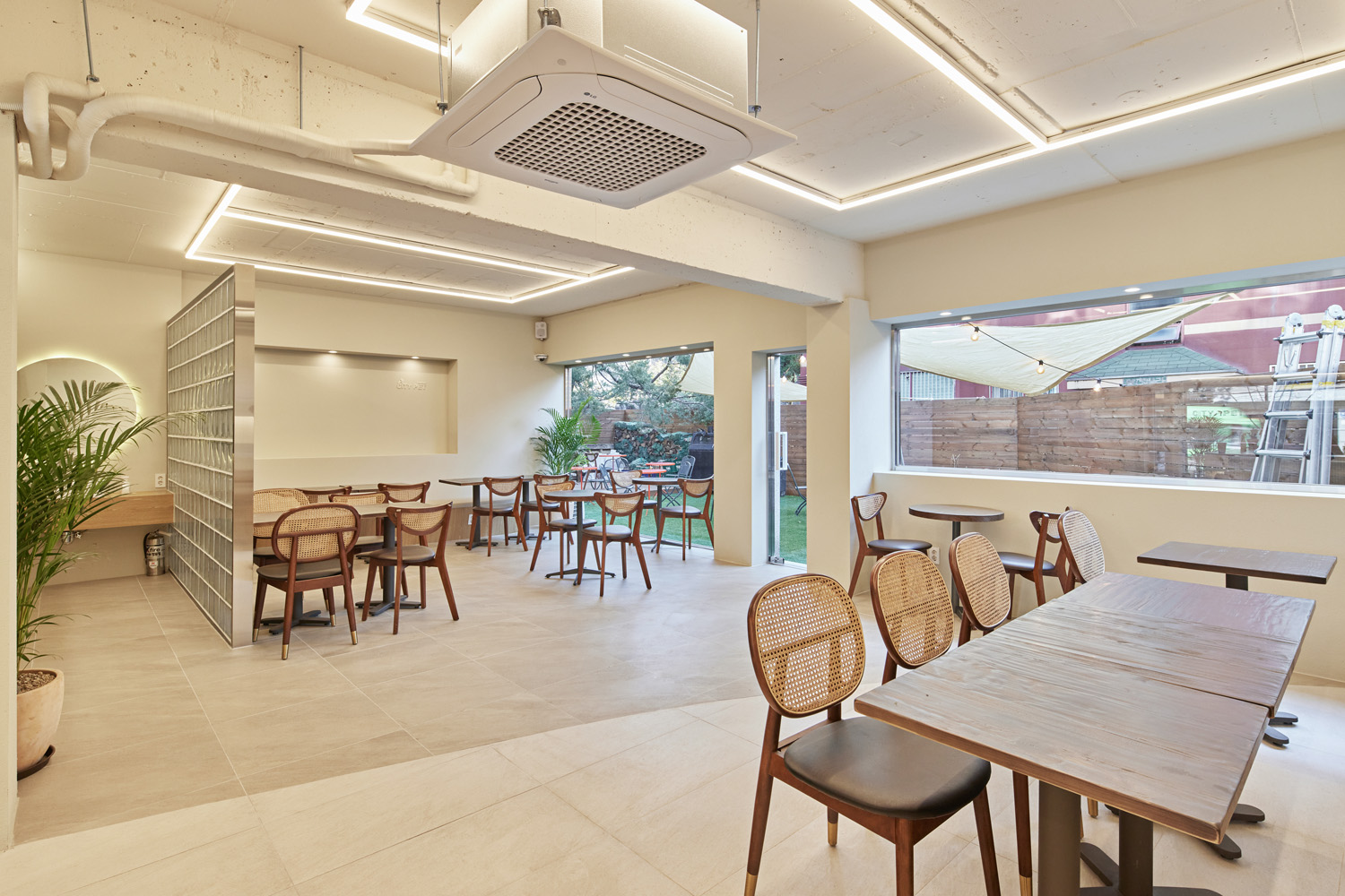 首尔 60 平现代宠物咖啡厅设计-8