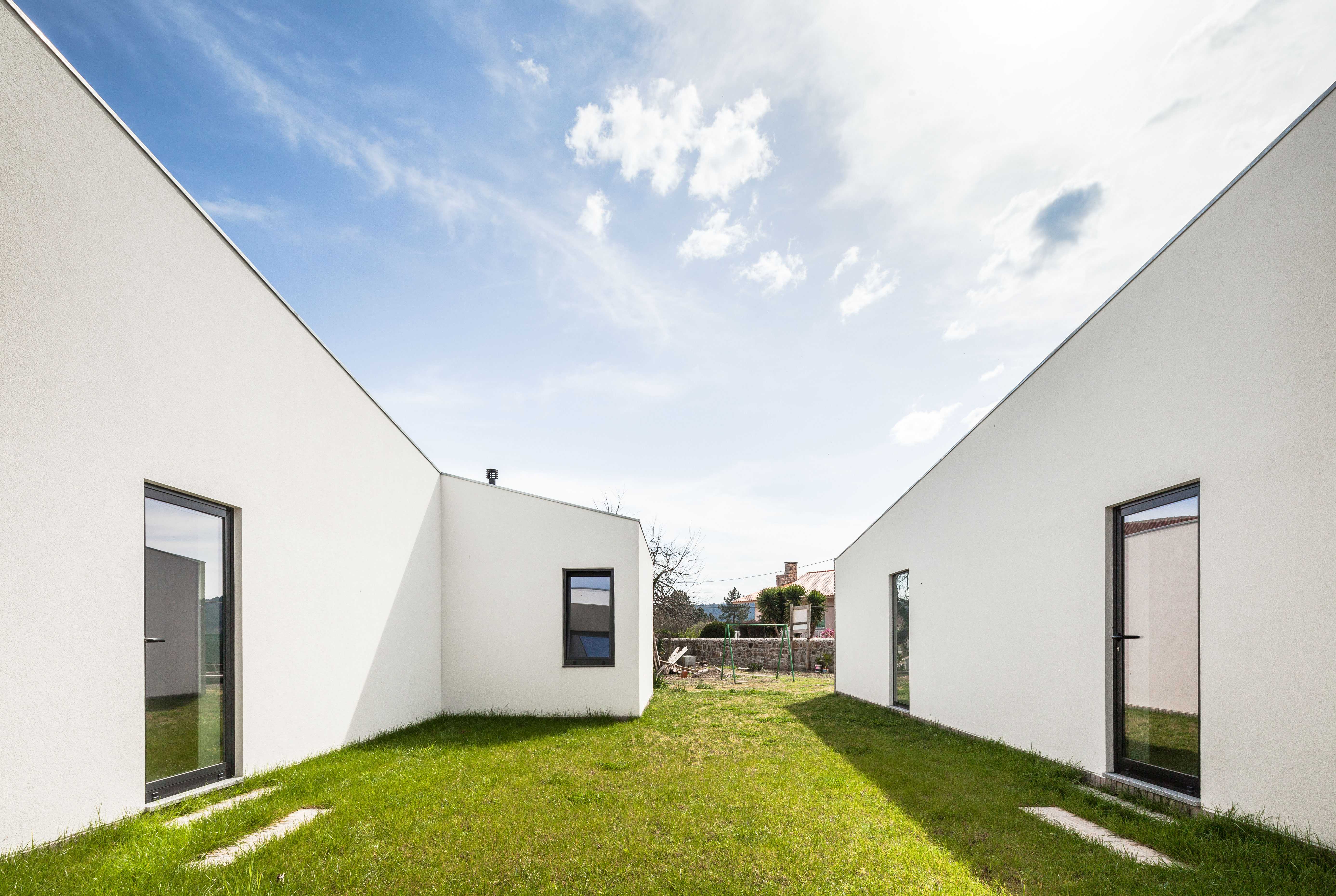 开放露台之居,和谐融入传统环境-8