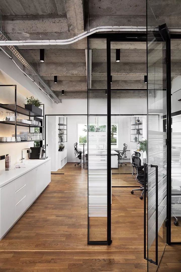 红牛布拉格办公室 | 极简工业风的千禧社区-9